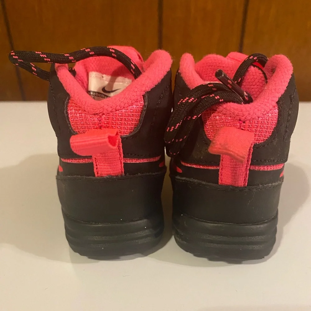 Nike Boot / Size 2C / Pink & Black